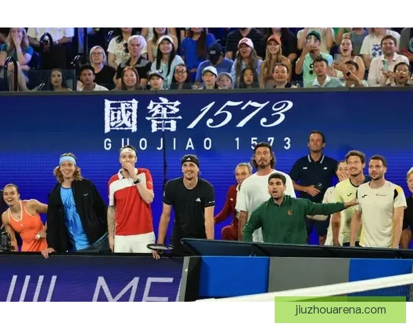 摇滚巨星邦·乔维亮相迈阿密大师赛与萨芬卢布丰塞卡亲切合影交流 摇滚巨星邦·乔维亮相迈阿密大师赛与萨芬卢布丰塞卡亲切合影交流